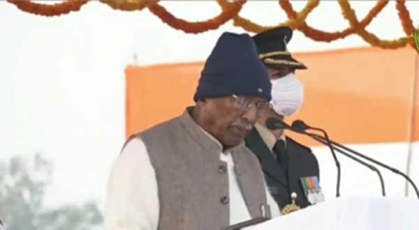 बिहार में राज्यपाल फागू चौहान ने फहराया तिरंगा